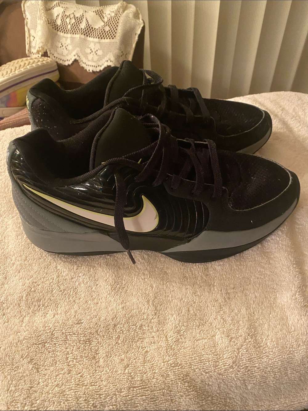 Nike Men’s Black Athletic Low-Top Sneakers with White Swoosh